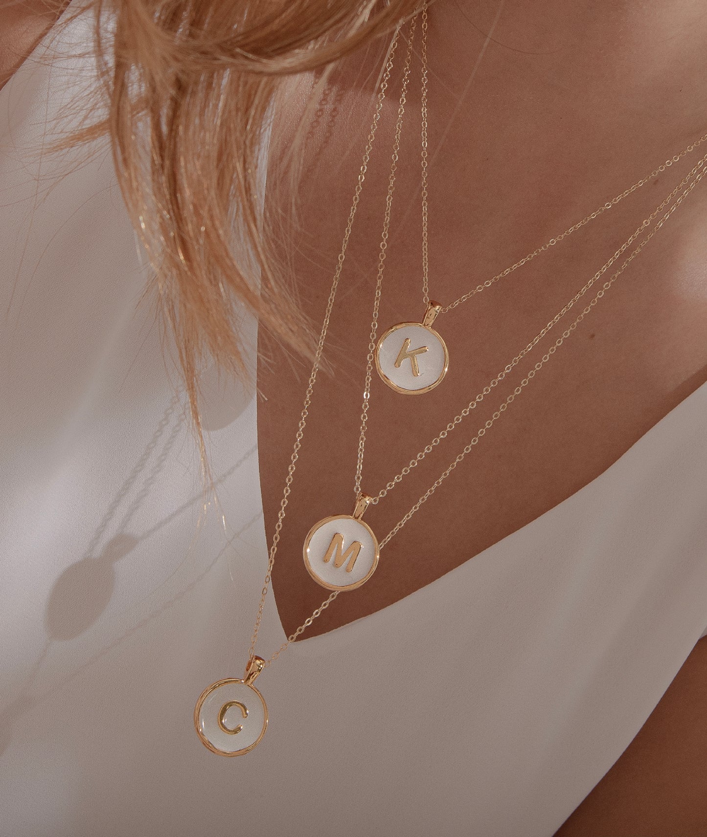 SET CADENA LETRA M HUESO + ARETES 18 MM